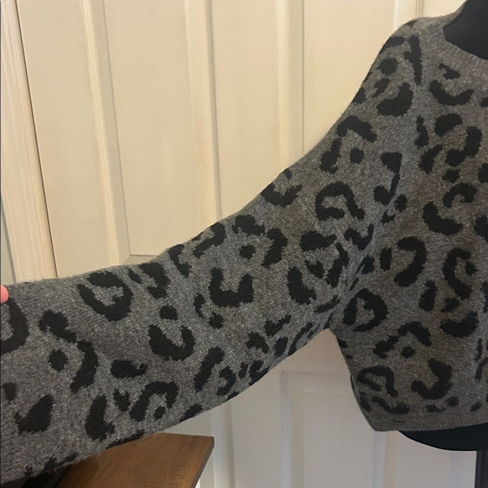 Pink Lily Gray Leopard Print Sweater   B - Picture 4 of 6
